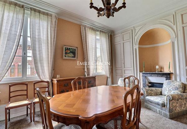 A vendre proche de Bernay, belle maison de Maître dans village avec commerces