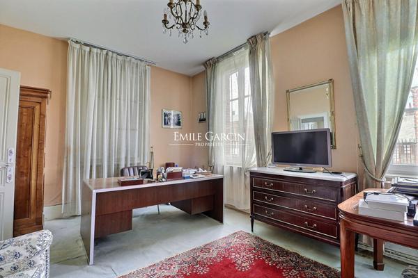 A vendre proche de Bernay, belle maison de Maître dans village avec commerces