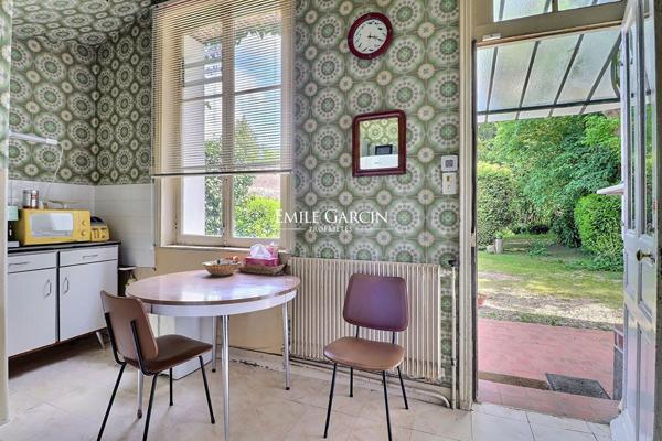 A vendre proche de Bernay, belle maison de Maître dans village avec commerces