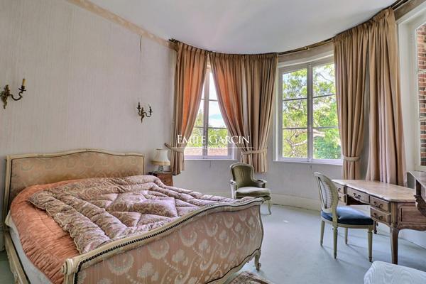 A vendre proche de Bernay, belle maison de Maître dans village avec commerces