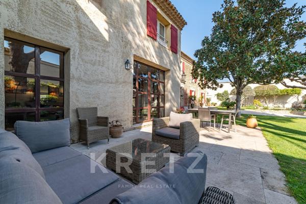 Maison vigneronne en pierre avec piscine, 5 chambres, à 20 minutes au sud de Nîmes.