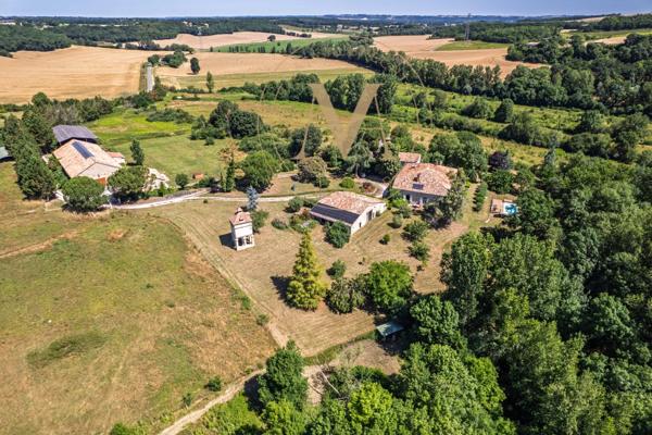 PROPRIÉTÉ DE CARACTÈRE SUR 18 HECTARES – GÎTES, SALLE DE RÉCEPTION, LAC ET FORT POTENTIEL D’EXPLOITATION CAUDECOSTE (47)
