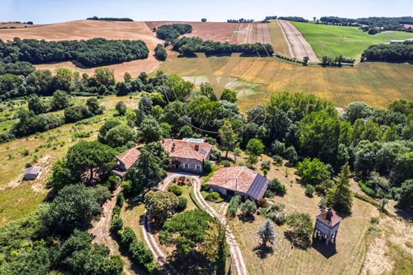 PROPRIÉTÉ DE CARACTÈRE SUR 18 HECTARES – GÎTES, SALLE DE RÉCEPTION, LAC ET FORT POTENTIEL D’EXPLOITATION CAUDECOSTE (47)