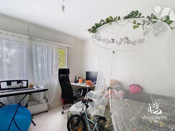 Située dans un secteur résidentiel, calme et vert de Villenave-d'Ornon, cette maison est proche...