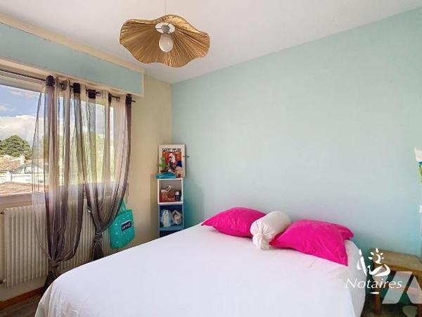 Située dans un secteur résidentiel, calme et vert de Villenave-d'Ornon, cette maison est proche...