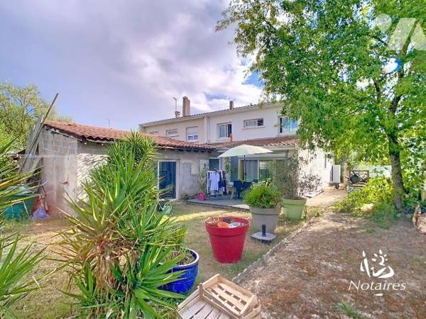 Située dans un secteur résidentiel, calme et vert de Villenave-d'Ornon, cette maison est proche...