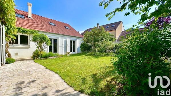 Maison 8 pièces de 219 m² à Élancourt (78990)