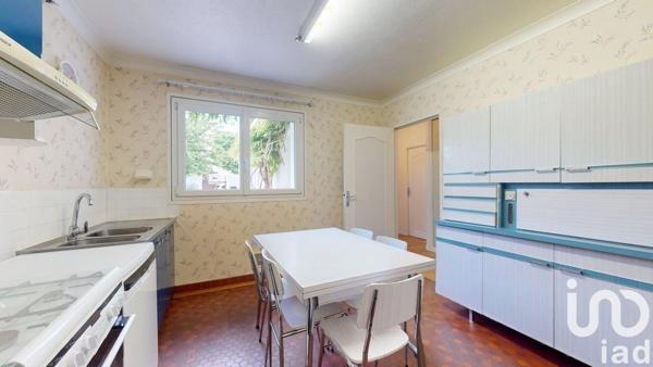 Maison 8 pièces de 219 m² à Élancourt (78990)