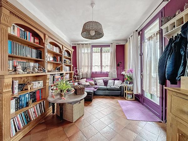 Situé sur la commune très recherchée de Lagny-sur-Marne, cet immeuble rare offre deux logements distincts, de beaux volumes et un beau potentiel de valorisation, le tout sur un terrain de 780 m².

🏡 Maison principale – 127 m² sur deux niveaux
Spacieuse et lumineuse, elle se compose de :
	•	Un séjour / salon convivial - salle à manger avec cheminée
	•	Une cuisine indépendante
	•	2 grandes chambres dont 1 avec dressing  
        •       & une 3ème chambre cosy
	•	1 salle d’eau + 1 salle de bains à chaque niveau 
	•	1 WC sur chaque niveau 
        •       Une buanderie
        •       Une grande terrasse extérieure, idéale pour les beaux jours

Des espaces bien pensés, baignés de lumière, parfaits pour une famille.

🏠 Appartement indépendant – Sous-sol aménagé / rez-de-jardin
Un 3 pièces entièrement aménagé avec :
	•	Accès direct au jardin
	•	Idéal pour un revenu locatif, une profession libérale ou un logement indépendant (famille, adolescent, location)

🚗 Stationnement & annexes
	•	Grand garage de 58 m² avec cave
	•	Second garage de 23 m²
	•	Nombreuses possibilités de rangement et d’aménagement

🌳 Terrain & potentiel
	•	Terrain de 780 m²
	•	Environ 300 m² détachables, permettant la construction d’une maison de 4 à 5 pièces (PLU étudié)
	•	Fort potentiel d’extension, de division ou d’investissement

✨ Les +
	•	Deux logements indépendants
	•	Espaces lumineux
	•	Gros potentiel patrimonial
	•	Opportunité rare sur le secteur

   Un bien aux multiples possibilités : résidence principale + locatif, investissement, projet familial ou promotion immobilière   : )