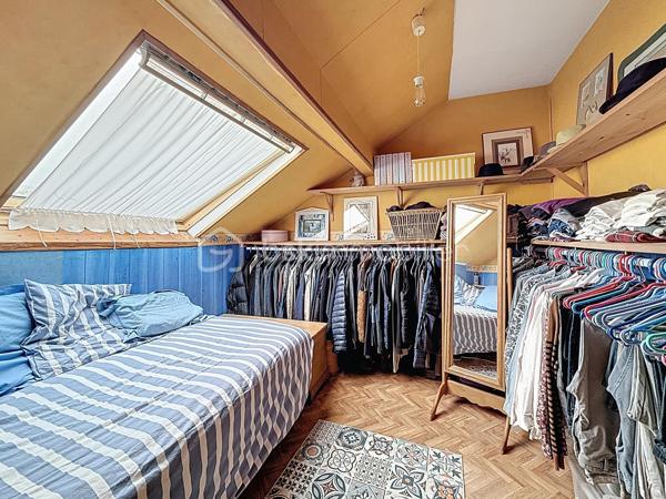 Situé sur la commune très recherchée de Lagny-sur-Marne, cet immeuble rare offre deux logements distincts, de beaux volumes et un beau potentiel de valorisation, le tout sur un terrain de 780 m².

🏡 Maison principale – 127 m² sur deux niveaux
Spacieuse et lumineuse, elle se compose de :
	•	Un séjour / salon convivial - salle à manger avec cheminée
	•	Une cuisine indépendante
	•	2 grandes chambres dont 1 avec dressing  
        •       & une 3ème chambre cosy
	•	1 salle d’eau + 1 salle de bains à chaque niveau 
	•	1 WC sur chaque niveau 
        •       Une buanderie
        •       Une grande terrasse extérieure, idéale pour les beaux jours

Des espaces bien pensés, baignés de lumière, parfaits pour une famille.

🏠 Appartement indépendant – Sous-sol aménagé / rez-de-jardin
Un 3 pièces entièrement aménagé avec :
	•	Accès direct au jardin
	•	Idéal pour un revenu locatif, une profession libérale ou un logement indépendant (famille, adolescent, location)

🚗 Stationnement & annexes
	•	Grand garage de 58 m² avec cave
	•	Second garage de 23 m²
	•	Nombreuses possibilités de rangement et d’aménagement

🌳 Terrain & potentiel
	•	Terrain de 780 m²
	•	Environ 300 m² détachables, permettant la construction d’une maison de 4 à 5 pièces (PLU étudié)
	•	Fort potentiel d’extension, de division ou d’investissement

✨ Les +
	•	Deux logements indépendants
	•	Espaces lumineux
	•	Gros potentiel patrimonial
	•	Opportunité rare sur le secteur

   Un bien aux multiples possibilités : résidence principale + locatif, investissement, projet familial ou promotion immobilière   : )