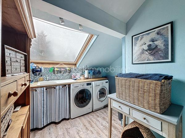 Situé sur la commune très recherchée de Lagny-sur-Marne, cet immeuble rare offre deux logements distincts, de beaux volumes et un beau potentiel de valorisation, le tout sur un terrain de 780 m².

🏡 Maison principale – 127 m² sur deux niveaux
Spacieuse et lumineuse, elle se compose de :
	•	Un séjour / salon convivial - salle à manger avec cheminée
	•	Une cuisine indépendante
	•	2 grandes chambres dont 1 avec dressing  
        •       & une 3ème chambre cosy
	•	1 salle d’eau + 1 salle de bains à chaque niveau 
	•	1 WC sur chaque niveau 
        •       Une buanderie
        •       Une grande terrasse extérieure, idéale pour les beaux jours

Des espaces bien pensés, baignés de lumière, parfaits pour une famille.

🏠 Appartement indépendant – Sous-sol aménagé / rez-de-jardin
Un 3 pièces entièrement aménagé avec :
	•	Accès direct au jardin
	•	Idéal pour un revenu locatif, une profession libérale ou un logement indépendant (famille, adolescent, location)

🚗 Stationnement & annexes
	•	Grand garage de 58 m² avec cave
	•	Second garage de 23 m²
	•	Nombreuses possibilités de rangement et d’aménagement

🌳 Terrain & potentiel
	•	Terrain de 780 m²
	•	Environ 300 m² détachables, permettant la construction d’une maison de 4 à 5 pièces (PLU étudié)
	•	Fort potentiel d’extension, de division ou d’investissement

✨ Les +
	•	Deux logements indépendants
	•	Espaces lumineux
	•	Gros potentiel patrimonial
	•	Opportunité rare sur le secteur

   Un bien aux multiples possibilités : résidence principale + locatif, investissement, projet familial ou promotion immobilière   : )