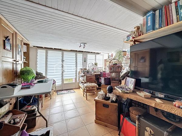 Situé sur la commune très recherchée de Lagny-sur-Marne, cet immeuble rare offre deux logements distincts, de beaux volumes et un beau potentiel de valorisation, le tout sur un terrain de 780 m².

🏡 Maison principale – 127 m² sur deux niveaux
Spacieuse et lumineuse, elle se compose de :
	•	Un séjour / salon convivial - salle à manger avec cheminée
	•	Une cuisine indépendante
	•	2 grandes chambres dont 1 avec dressing  
        •       & une 3ème chambre cosy
	•	1 salle d’eau + 1 salle de bains à chaque niveau 
	•	1 WC sur chaque niveau 
        •       Une buanderie
        •       Une grande terrasse extérieure, idéale pour les beaux jours

Des espaces bien pensés, baignés de lumière, parfaits pour une famille.

🏠 Appartement indépendant – Sous-sol aménagé / rez-de-jardin
Un 3 pièces entièrement aménagé avec :
	•	Accès direct au jardin
	•	Idéal pour un revenu locatif, une profession libérale ou un logement indépendant (famille, adolescent, location)

🚗 Stationnement & annexes
	•	Grand garage de 58 m² avec cave
	•	Second garage de 23 m²
	•	Nombreuses possibilités de rangement et d’aménagement

🌳 Terrain & potentiel
	•	Terrain de 780 m²
	•	Environ 300 m² détachables, permettant la construction d’une maison de 4 à 5 pièces (PLU étudié)
	•	Fort potentiel d’extension, de division ou d’investissement

✨ Les +
	•	Deux logements indépendants
	•	Espaces lumineux
	•	Gros potentiel patrimonial
	•	Opportunité rare sur le secteur

   Un bien aux multiples possibilités : résidence principale + locatif, investissement, projet familial ou promotion immobilière   : )