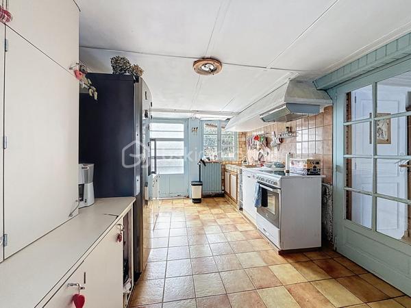 Situé sur la commune très recherchée de Lagny-sur-Marne, cet immeuble rare offre deux logements distincts, de beaux volumes et un beau potentiel de valorisation, le tout sur un terrain de 780 m².

🏡 Maison principale – 127 m² sur deux niveaux
Spacieuse et lumineuse, elle se compose de :
	•	Un séjour / salon convivial - salle à manger avec cheminée
	•	Une cuisine indépendante
	•	2 grandes chambres dont 1 avec dressing  
        •       & une 3ème chambre cosy
	•	1 salle d’eau + 1 salle de bains à chaque niveau 
	•	1 WC sur chaque niveau 
        •       Une buanderie
        •       Une grande terrasse extérieure, idéale pour les beaux jours

Des espaces bien pensés, baignés de lumière, parfaits pour une famille.

🏠 Appartement indépendant – Sous-sol aménagé / rez-de-jardin
Un 3 pièces entièrement aménagé avec :
	•	Accès direct au jardin
	•	Idéal pour un revenu locatif, une profession libérale ou un logement indépendant (famille, adolescent, location)

🚗 Stationnement & annexes
	•	Grand garage de 58 m² avec cave
	•	Second garage de 23 m²
	•	Nombreuses possibilités de rangement et d’aménagement

🌳 Terrain & potentiel
	•	Terrain de 780 m²
	•	Environ 300 m² détachables, permettant la construction d’une maison de 4 à 5 pièces (PLU étudié)
	•	Fort potentiel d’extension, de division ou d’investissement

✨ Les +
	•	Deux logements indépendants
	•	Espaces lumineux
	•	Gros potentiel patrimonial
	•	Opportunité rare sur le secteur

   Un bien aux multiples possibilités : résidence principale + locatif, investissement, projet familial ou promotion immobilière   : )