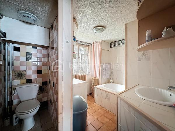 Situé sur la commune très recherchée de Lagny-sur-Marne, cet immeuble rare offre deux logements distincts, de beaux volumes et un beau potentiel de valorisation, le tout sur un terrain de 780 m².

🏡 Maison principale – 127 m² sur deux niveaux
Spacieuse et lumineuse, elle se compose de :
	•	Un séjour / salon convivial - salle à manger avec cheminée
	•	Une cuisine indépendante
	•	2 grandes chambres dont 1 avec dressing  
        •       & une 3ème chambre cosy
	•	1 salle d’eau + 1 salle de bains à chaque niveau 
	•	1 WC sur chaque niveau 
        •       Une buanderie
        •       Une grande terrasse extérieure, idéale pour les beaux jours

Des espaces bien pensés, baignés de lumière, parfaits pour une famille.

🏠 Appartement indépendant – Sous-sol aménagé / rez-de-jardin
Un 3 pièces entièrement aménagé avec :
	•	Accès direct au jardin
	•	Idéal pour un revenu locatif, une profession libérale ou un logement indépendant (famille, adolescent, location)

🚗 Stationnement & annexes
	•	Grand garage de 58 m² avec cave
	•	Second garage de 23 m²
	•	Nombreuses possibilités de rangement et d’aménagement

🌳 Terrain & potentiel
	•	Terrain de 780 m²
	•	Environ 300 m² détachables, permettant la construction d’une maison de 4 à 5 pièces (PLU étudié)
	•	Fort potentiel d’extension, de division ou d’investissement

✨ Les +
	•	Deux logements indépendants
	•	Espaces lumineux
	•	Gros potentiel patrimonial
	•	Opportunité rare sur le secteur

   Un bien aux multiples possibilités : résidence principale + locatif, investissement, projet familial ou promotion immobilière   : )