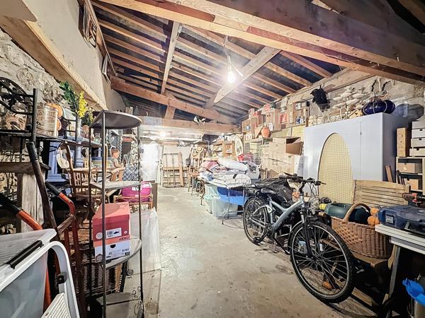 Situé sur la commune très recherchée de Lagny-sur-Marne, cet immeuble rare offre deux logements distincts, de beaux volumes et un beau potentiel de valorisation, le tout sur un terrain de 780 m².

🏡 Maison principale – 127 m² sur deux niveaux
Spacieuse et lumineuse, elle se compose de :
	•	Un séjour / salon convivial - salle à manger avec cheminée
	•	Une cuisine indépendante
	•	2 grandes chambres dont 1 avec dressing  
        •       & une 3ème chambre cosy
	•	1 salle d’eau + 1 salle de bains à chaque niveau 
	•	1 WC sur chaque niveau 
        •       Une buanderie
        •       Une grande terrasse extérieure, idéale pour les beaux jours

Des espaces bien pensés, baignés de lumière, parfaits pour une famille.

🏠 Appartement indépendant – Sous-sol aménagé / rez-de-jardin
Un 3 pièces entièrement aménagé avec :
	•	Accès direct au jardin
	•	Idéal pour un revenu locatif, une profession libérale ou un logement indépendant (famille, adolescent, location)

🚗 Stationnement & annexes
	•	Grand garage de 58 m² avec cave
	•	Second garage de 23 m²
	•	Nombreuses possibilités de rangement et d’aménagement

🌳 Terrain & potentiel
	•	Terrain de 780 m²
	•	Environ 300 m² détachables, permettant la construction d’une maison de 4 à 5 pièces (PLU étudié)
	•	Fort potentiel d’extension, de division ou d’investissement

✨ Les +
	•	Deux logements indépendants
	•	Espaces lumineux
	•	Gros potentiel patrimonial
	•	Opportunité rare sur le secteur

   Un bien aux multiples possibilités : résidence principale + locatif, investissement, projet familial ou promotion immobilière   : )