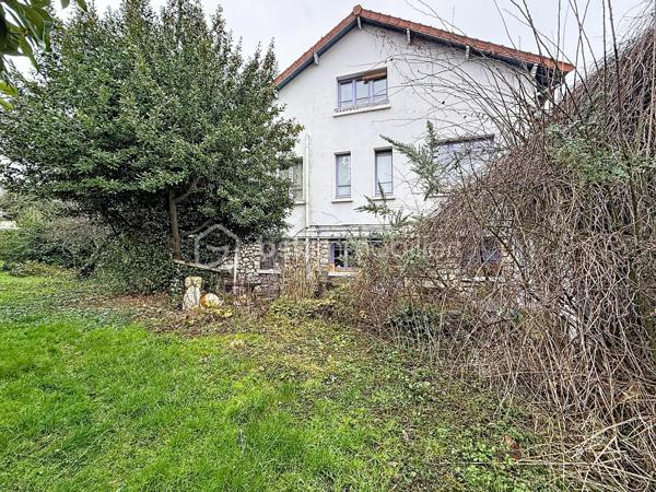 Situé sur la commune très recherchée de Lagny-sur-Marne, cet immeuble rare offre deux logements distincts, de beaux volumes et un beau potentiel de valorisation, le tout sur un terrain de 780 m².

🏡 Maison principale – 127 m² sur deux niveaux
Spacieuse et lumineuse, elle se compose de :
	•	Un séjour / salon convivial - salle à manger avec cheminée
	•	Une cuisine indépendante
	•	2 grandes chambres dont 1 avec dressing  
        •       & une 3ème chambre cosy
	•	1 salle d’eau + 1 salle de bains à chaque niveau 
	•	1 WC sur chaque niveau 
        •       Une buanderie
        •       Une grande terrasse extérieure, idéale pour les beaux jours

Des espaces bien pensés, baignés de lumière, parfaits pour une famille.

🏠 Appartement indépendant – Sous-sol aménagé / rez-de-jardin
Un 3 pièces entièrement aménagé avec :
	•	Accès direct au jardin
	•	Idéal pour un revenu locatif, une profession libérale ou un logement indépendant (famille, adolescent, location)

🚗 Stationnement & annexes
	•	Grand garage de 58 m² avec cave
	•	Second garage de 23 m²
	•	Nombreuses possibilités de rangement et d’aménagement

🌳 Terrain & potentiel
	•	Terrain de 780 m²
	•	Environ 300 m² détachables, permettant la construction d’une maison de 4 à 5 pièces (PLU étudié)
	•	Fort potentiel d’extension, de division ou d’investissement

✨ Les +
	•	Deux logements indépendants
	•	Espaces lumineux
	•	Gros potentiel patrimonial
	•	Opportunité rare sur le secteur

   Un bien aux multiples possibilités : résidence principale + locatif, investissement, projet familial ou promotion immobilière   : )