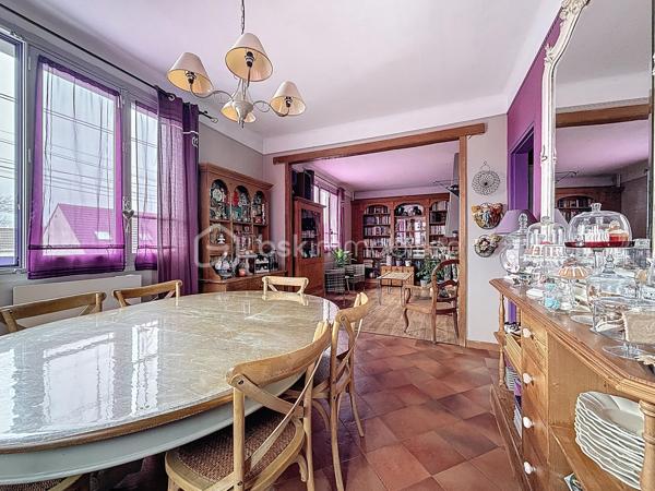 Situé sur la commune très recherchée de Lagny-sur-Marne, cet immeuble rare offre deux logements distincts, de beaux volumes et un beau potentiel de valorisation, le tout sur un terrain de 780 m².

🏡 Maison principale – 127 m² sur deux niveaux
Spacieuse et lumineuse, elle se compose de :
	•	Un séjour / salon convivial - salle à manger avec cheminée
	•	Une cuisine indépendante
	•	2 grandes chambres dont 1 avec dressing  
        •       & une 3ème chambre cosy
	•	1 salle d’eau + 1 salle de bains à chaque niveau 
	•	1 WC sur chaque niveau 
        •       Une buanderie
        •       Une grande terrasse extérieure, idéale pour les beaux jours

Des espaces bien pensés, baignés de lumière, parfaits pour une famille.

🏠 Appartement indépendant – Sous-sol aménagé / rez-de-jardin
Un 3 pièces entièrement aménagé avec :
	•	Accès direct au jardin
	•	Idéal pour un revenu locatif, une profession libérale ou un logement indépendant (famille, adolescent, location)

🚗 Stationnement & annexes
	•	Grand garage de 58 m² avec cave
	•	Second garage de 23 m²
	•	Nombreuses possibilités de rangement et d’aménagement

🌳 Terrain & potentiel
	•	Terrain de 780 m²
	•	Environ 300 m² détachables, permettant la construction d’une maison de 4 à 5 pièces (PLU étudié)
	•	Fort potentiel d’extension, de division ou d’investissement

✨ Les +
	•	Deux logements indépendants
	•	Espaces lumineux
	•	Gros potentiel patrimonial
	•	Opportunité rare sur le secteur

   Un bien aux multiples possibilités : résidence principale + locatif, investissement, projet familial ou promotion immobilière   : )