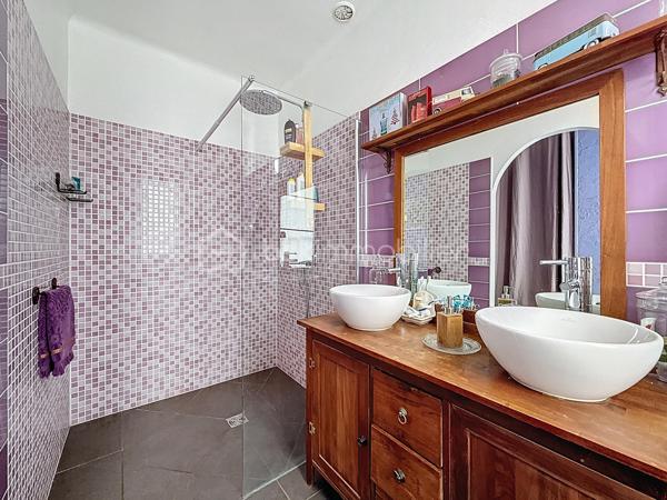 Situé sur la commune très recherchée de Lagny-sur-Marne, cet immeuble rare offre deux logements distincts, de beaux volumes et un beau potentiel de valorisation, le tout sur un terrain de 780 m².

🏡 Maison principale – 127 m² sur deux niveaux
Spacieuse et lumineuse, elle se compose de :
	•	Un séjour / salon convivial - salle à manger avec cheminée
	•	Une cuisine indépendante
	•	2 grandes chambres dont 1 avec dressing  
        •       & une 3ème chambre cosy
	•	1 salle d’eau + 1 salle de bains à chaque niveau 
	•	1 WC sur chaque niveau 
        •       Une buanderie
        •       Une grande terrasse extérieure, idéale pour les beaux jours

Des espaces bien pensés, baignés de lumière, parfaits pour une famille.

🏠 Appartement indépendant – Sous-sol aménagé / rez-de-jardin
Un 3 pièces entièrement aménagé avec :
	•	Accès direct au jardin
	•	Idéal pour un revenu locatif, une profession libérale ou un logement indépendant (famille, adolescent, location)

🚗 Stationnement & annexes
	•	Grand garage de 58 m² avec cave
	•	Second garage de 23 m²
	•	Nombreuses possibilités de rangement et d’aménagement

🌳 Terrain & potentiel
	•	Terrain de 780 m²
	•	Environ 300 m² détachables, permettant la construction d’une maison de 4 à 5 pièces (PLU étudié)
	•	Fort potentiel d’extension, de division ou d’investissement

✨ Les +
	•	Deux logements indépendants
	•	Espaces lumineux
	•	Gros potentiel patrimonial
	•	Opportunité rare sur le secteur

   Un bien aux multiples possibilités : résidence principale + locatif, investissement, projet familial ou promotion immobilière   : )