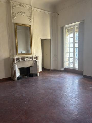 Avignon (84000) Appartement de 189 m2 à rénover dans un Hôtel Particulier au coeur d'Avignon