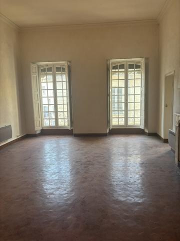 Avignon (84000) Appartement de 189 m2 à rénover dans un Hôtel Particulier au coeur d'Avignon