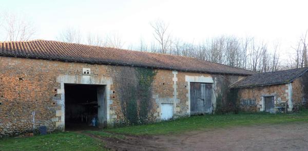 MAISON DE MAITRE AVEC FERME ET DEPENDANCES- 4 HECTARES  -