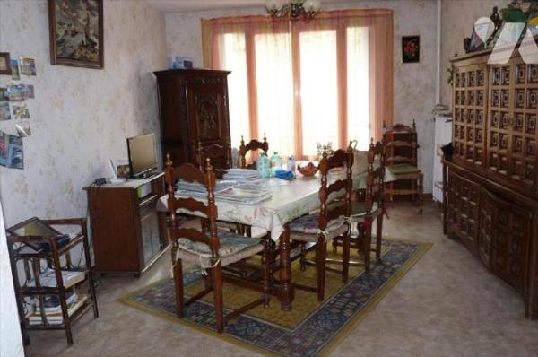 Appartement comprenant:- Entréé-dégagement, séjour-salon, cuisine, deux chambres, salle d'eau e...