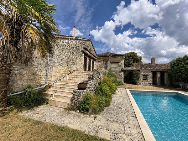 9KM DU PLATEAU D'ANGOULEME Jolie maison de bourg avec jardin, piscine.