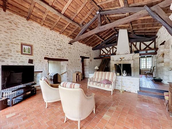 9KM DU PLATEAU D'ANGOULEME Jolie maison de bourg avec jardin, piscine.