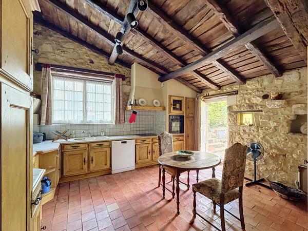 9KM DU PLATEAU D'ANGOULEME Jolie maison de bourg avec jardin, piscine.