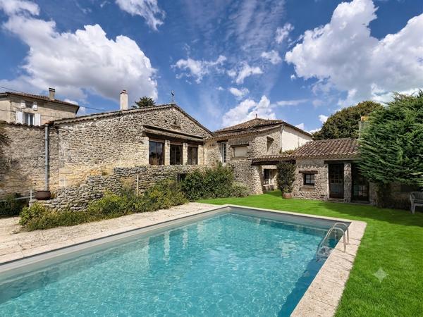 9KM DU PLATEAU D'ANGOULEME Jolie maison de bourg avec jardin, piscine.