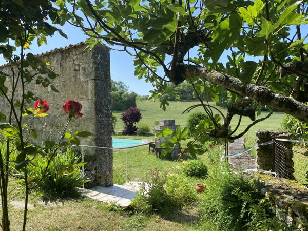 9KM DU PLATEAU D'ANGOULEME Jolie maison de bourg avec jardin, piscine.