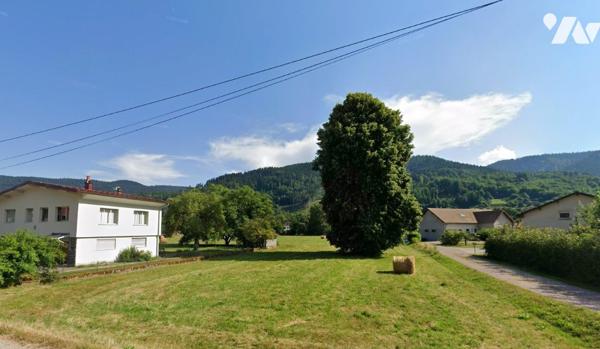Terrain plat, vue dégagée montagne