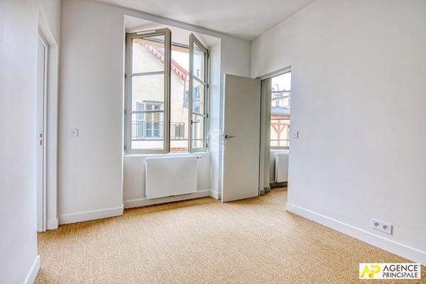 Versailles Notre Dame maison 4 pièces 122.3 m² au sol avec terrasse arborée de 30 m² et grande cave saine €930 000 ** - Référence 27513