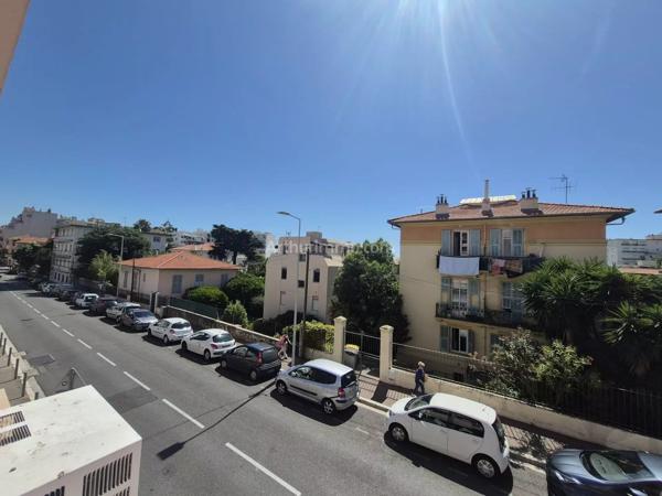 Vente                                                      Bureau
                        
                     2 pièces                      79 m2                     à Nice