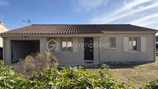 Vous recherchez une maison prête à vivre dans un environnement calme et agréable ? Cette maison de plain-pied d’environ 88 m², située dans un lotissement, saura vous séduire par ses prestations et sa fonctionnalité.

Elle se compose d’une belle pièce de vie lumineuse avec cuisine ouverte entièrement équipée, idéale pour partager de bons moments en famille ou entre amis. Vous y trouverez également 3 chambres, une salle d’eau moderne, un WC indépendant, ainsi qu’un cellier et un garage.

À l’extérieur, vous profiterez d’un terrain de 565 m², parfait pour les beaux jours.

✅ Maison de 2014
✅ Aucun travaux à prévoir
✅ Tout-à-l’égout
✅ Garage et cellier
✅ Cuisine équipée
✅ chauffage au sol 
✅ Taxe foncière : 949 €
✅ Environnement calme

Une maison clé en main, idéale pour une famille, un jeune couple ou des retraités souhaitant s’installer sans contrainte.

📞 Contactez-moi dès aujourd’hui pour organiser une visite. Une belle opportunité à ne pas manquer !