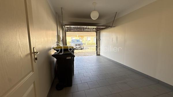 Vous recherchez une maison prête à vivre dans un environnement calme et agréable ? Cette maison de plain-pied d’environ 88 m², située dans un lotissement, saura vous séduire par ses prestations et sa fonctionnalité.

Elle se compose d’une belle pièce de vie lumineuse avec cuisine ouverte entièrement équipée, idéale pour partager de bons moments en famille ou entre amis. Vous y trouverez également 3 chambres, une salle d’eau moderne, un WC indépendant, ainsi qu’un cellier et un garage.

À l’extérieur, vous profiterez d’un terrain de 565 m², parfait pour les beaux jours.

✅ Maison de 2014
✅ Aucun travaux à prévoir
✅ Tout-à-l’égout
✅ Garage et cellier
✅ Cuisine équipée
✅ chauffage au sol 
✅ Taxe foncière : 949 €
✅ Environnement calme

Une maison clé en main, idéale pour une famille, un jeune couple ou des retraités souhaitant s’installer sans contrainte.

📞 Contactez-moi dès aujourd’hui pour organiser une visite. Une belle opportunité à ne pas manquer !