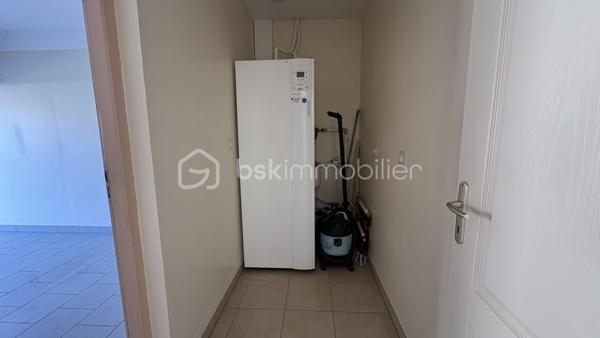 Vous recherchez une maison prête à vivre dans un environnement calme et agréable ? Cette maison de plain-pied d’environ 88 m², située dans un lotissement, saura vous séduire par ses prestations et sa fonctionnalité.

Elle se compose d’une belle pièce de vie lumineuse avec cuisine ouverte entièrement équipée, idéale pour partager de bons moments en famille ou entre amis. Vous y trouverez également 3 chambres, une salle d’eau moderne, un WC indépendant, ainsi qu’un cellier et un garage.

À l’extérieur, vous profiterez d’un terrain de 565 m², parfait pour les beaux jours.

✅ Maison de 2014
✅ Aucun travaux à prévoir
✅ Tout-à-l’égout
✅ Garage et cellier
✅ Cuisine équipée
✅ chauffage au sol 
✅ Taxe foncière : 949 €
✅ Environnement calme

Une maison clé en main, idéale pour une famille, un jeune couple ou des retraités souhaitant s’installer sans contrainte.

📞 Contactez-moi dès aujourd’hui pour organiser une visite. Une belle opportunité à ne pas manquer !