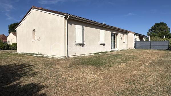 Vous recherchez une maison prête à vivre dans un environnement calme et agréable ? Cette maison de plain-pied d’environ 88 m², située dans un lotissement, saura vous séduire par ses prestations et sa fonctionnalité.

Elle se compose d’une belle pièce de vie lumineuse avec cuisine ouverte entièrement équipée, idéale pour partager de bons moments en famille ou entre amis. Vous y trouverez également 3 chambres, une salle d’eau moderne, un WC indépendant, ainsi qu’un cellier et un garage.

À l’extérieur, vous profiterez d’un terrain de 565 m², parfait pour les beaux jours.

✅ Maison de 2014
✅ Aucun travaux à prévoir
✅ Tout-à-l’égout
✅ Garage et cellier
✅ Cuisine équipée
✅ chauffage au sol 
✅ Taxe foncière : 949 €
✅ Environnement calme

Une maison clé en main, idéale pour une famille, un jeune couple ou des retraités souhaitant s’installer sans contrainte.

📞 Contactez-moi dès aujourd’hui pour organiser une visite. Une belle opportunité à ne pas manquer !