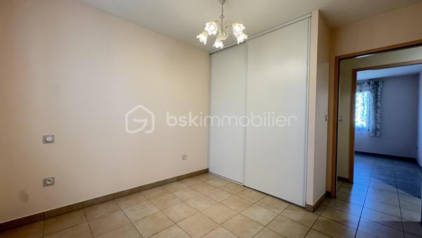 Vous recherchez une maison prête à vivre dans un environnement calme et agréable ? Cette maison de plain-pied d’environ 88 m², située dans un lotissement, saura vous séduire par ses prestations et sa fonctionnalité.

Elle se compose d’une belle pièce de vie lumineuse avec cuisine ouverte entièrement équipée, idéale pour partager de bons moments en famille ou entre amis. Vous y trouverez également 3 chambres, une salle d’eau moderne, un WC indépendant, ainsi qu’un cellier et un garage.

À l’extérieur, vous profiterez d’un terrain de 565 m², parfait pour les beaux jours.

✅ Maison de 2014
✅ Aucun travaux à prévoir
✅ Tout-à-l’égout
✅ Garage et cellier
✅ Cuisine équipée
✅ chauffage au sol 
✅ Taxe foncière : 949 €
✅ Environnement calme

Une maison clé en main, idéale pour une famille, un jeune couple ou des retraités souhaitant s’installer sans contrainte.

📞 Contactez-moi dès aujourd’hui pour organiser une visite. Une belle opportunité à ne pas manquer !