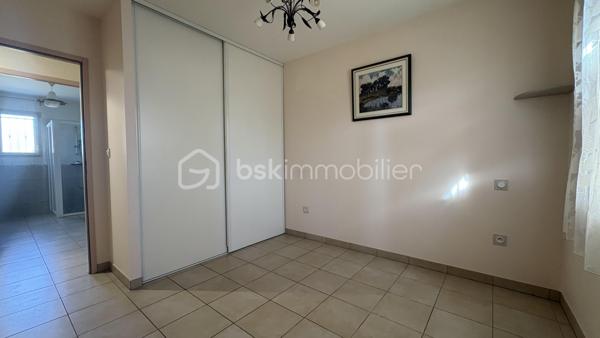 Vous recherchez une maison prête à vivre dans un environnement calme et agréable ? Cette maison de plain-pied d’environ 88 m², située dans un lotissement, saura vous séduire par ses prestations et sa fonctionnalité.

Elle se compose d’une belle pièce de vie lumineuse avec cuisine ouverte entièrement équipée, idéale pour partager de bons moments en famille ou entre amis. Vous y trouverez également 3 chambres, une salle d’eau moderne, un WC indépendant, ainsi qu’un cellier et un garage.

À l’extérieur, vous profiterez d’un terrain de 565 m², parfait pour les beaux jours.

✅ Maison de 2014
✅ Aucun travaux à prévoir
✅ Tout-à-l’égout
✅ Garage et cellier
✅ Cuisine équipée
✅ chauffage au sol 
✅ Taxe foncière : 949 €
✅ Environnement calme

Une maison clé en main, idéale pour une famille, un jeune couple ou des retraités souhaitant s’installer sans contrainte.

📞 Contactez-moi dès aujourd’hui pour organiser une visite. Une belle opportunité à ne pas manquer !