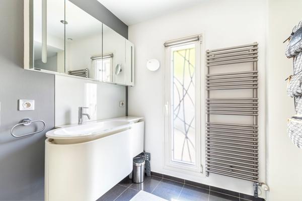 Mérignac Bourranville – Maison contemporaine de 170 m², jardin 650 m² et suite parentale de 40 m²