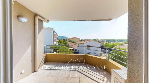 Appartement T3 avec terrasse et deux parkings - Résidence récente et sécurisée