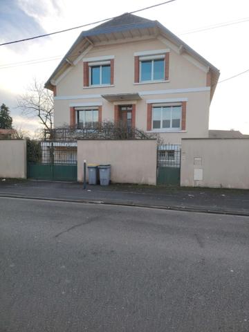 A vendre Grande maison familiale de 167 m² sur un Terrain de 471 m² dans Chatellerault proche des commerces.
