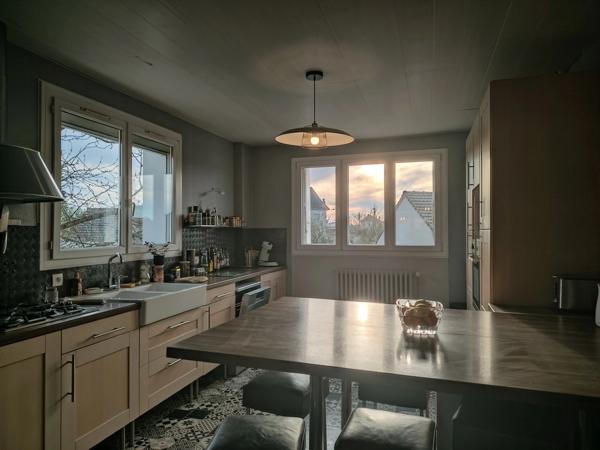 A vendre Grande maison familiale de 167 m² sur un Terrain de 471 m² dans Chatellerault proche des commerces.