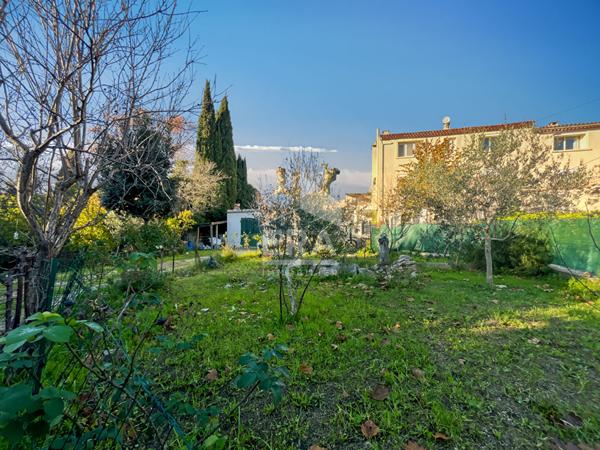 Apparemments à vendre T2 & T4 et 687m2 de terrain - le village des Caillols - stationnement