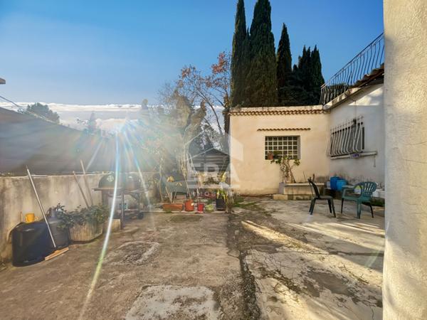 Apparemments à vendre T2 & T4 et 687m2 de terrain - le village des Caillols - stationnement