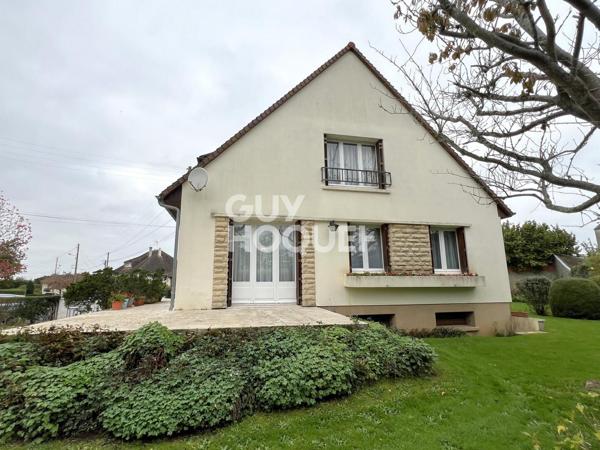 A vendre, à BAYEUX (14400), maison de 122 m², 6 pièces principales, avec sous-sol et garage.