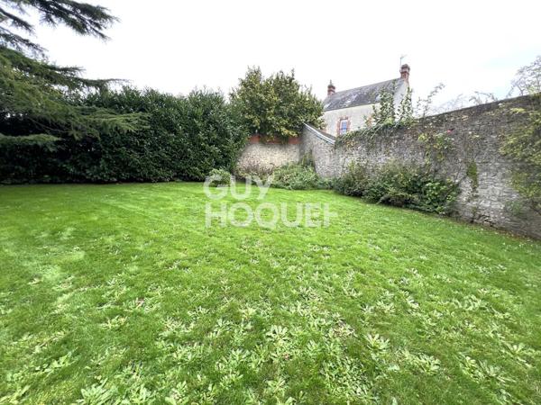 A vendre, à BAYEUX (14400), maison de 122 m², 6 pièces principales, avec sous-sol et garage.