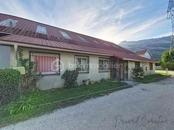 À découvrir sans tarder en exclusivité !
Vous recherchez une maison de plain-pied à rénover et personnaliser selon vos envies ? Cette maison mitoyenne T3 de plus de 60 m² pourrait vous correspondre !
Implantée sur une parcelle d'un peu plus de 80 m², bâti compris, elle bénéficie d’un petit espace extérieur, idéal pour profiter des beaux jours ou aménager un petit coin terrasse.
La maison compose d’un plain-pied avec deux chambres et un espace de vie, ouvert sur cuisine, ainsi qu'une salle de douche avec W.C. Des combles sont situés au-dessus.
Des travaux sont à prévoir, ce qui permettra aux futurs propriétaires de créer un intérieur à leur image et de valoriser pleinement le potentiel du bien.
Côté confort, plusieurs éléments sont déjà présents : les radiateurs ont été changés et une partie de l'electricité reprise, des atouts appréciables dans le cadre d’une rénovation.
Que ce soit pour une résidence principale, un projet de rénovation ou un investissement, cette maison offre une belle base et de nombreuses possibilités.
Un bien avec du potentiel, à découvrir sur place pour apprécier ses volumes et imaginer votre futur projet ! Contactez-moi pour plus d’informations et organiser une visite