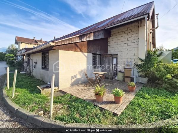 À découvrir sans tarder en exclusivité !
Vous recherchez une maison de plain-pied à rénover et personnaliser selon vos envies ? Cette maison mitoyenne T3 de plus de 60 m² pourrait vous correspondre !
Implantée sur une parcelle d'un peu plus de 80 m², bâti compris, elle bénéficie d’un petit espace extérieur, idéal pour profiter des beaux jours ou aménager un petit coin terrasse.
La maison compose d’un plain-pied avec deux chambres et un espace de vie, ouvert sur cuisine, ainsi qu'une salle de douche avec W.C. Des combles sont situés au-dessus.
Des travaux sont à prévoir, ce qui permettra aux futurs propriétaires de créer un intérieur à leur image et de valoriser pleinement le potentiel du bien.
Côté confort, plusieurs éléments sont déjà présents : les radiateurs ont été changés et une partie de l'electricité reprise, des atouts appréciables dans le cadre d’une rénovation.
Que ce soit pour une résidence principale, un projet de rénovation ou un investissement, cette maison offre une belle base et de nombreuses possibilités.
Un bien avec du potentiel, à découvrir sur place pour apprécier ses volumes et imaginer votre futur projet ! Contactez-moi pour plus d’informations et organiser une visite